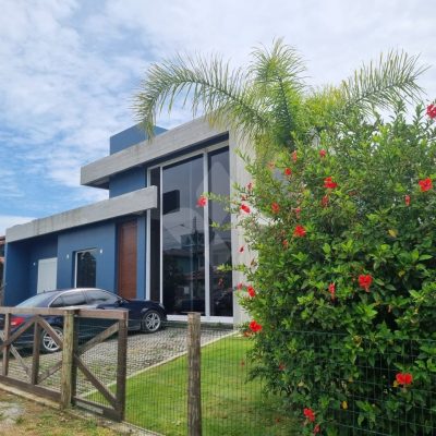 Casa com 140m², 2 dormitórios, 2 suítes, 2 vagas no bairro Praia do Ouvidor em Garopaba para Comprar