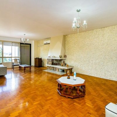 Casa com 300m², 4 dormitórios, 2 suítes, 4 vagas no bairro Três Figueiras em Porto Alegre para Comprar
