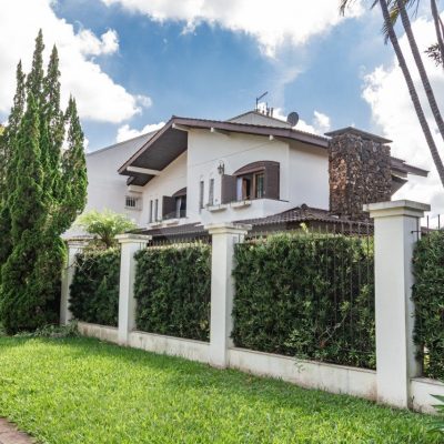 Casa com 322m², 3 dormitórios, 3 suítes, 4 vagas no bairro Três Figueiras em Porto Alegre para Comprar