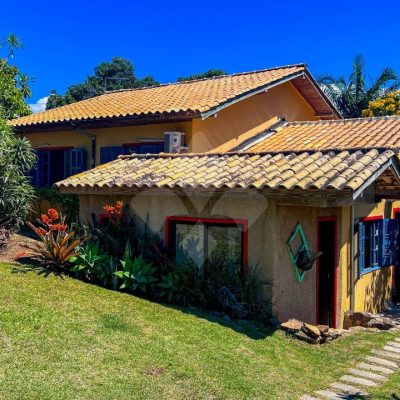 Casa com 100m², 4 dormitórios, 1 suíte, 2 vagas no bairro Praia Do Rosa em Imbituba para Alugar
