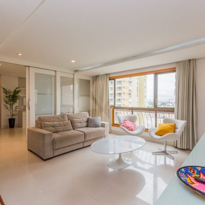 Apartamento com 87m², 2 dormitórios, 1 suíte, 2 vagas no bairro Passo da Areia em Porto Alegre para Comprar