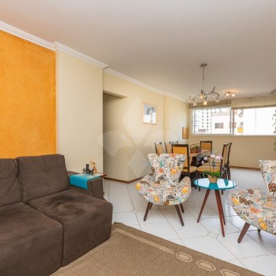 Apartamento com 106m², 3 dormitórios, 1 suíte, 2 vagas no bairro Jardim Botânico em Porto Alegre para Comprar