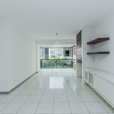 Apartamento com 118m², 3 dormitórios, 1 suíte, 1 vaga no bairro Auxiliadora em Porto Alegre para Comprar
