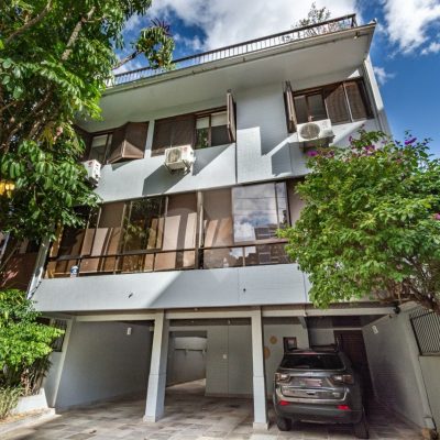 Casa com 239m², 3 dormitórios, 1 suíte, 3 vagas no bairro rio banco em Porto Alegre para Comprar