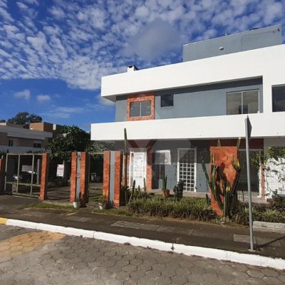 Casa com 102m², 3 dormitórios, 1 suíte, 1 vaga no bairro Loteamento Quinta dos Açores em Garopaba para Comprar