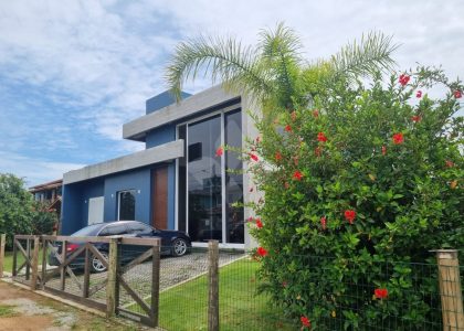 Casa com 140m², 2 dormitórios, 2 suítes, 2 vagas no bairro Praia do Ouvidor em Garopaba para Comprar