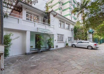 Casa com 217m², 2 dormitórios, 5 vagas no bairro Auxiliadora em Porto Alegre para Comprar