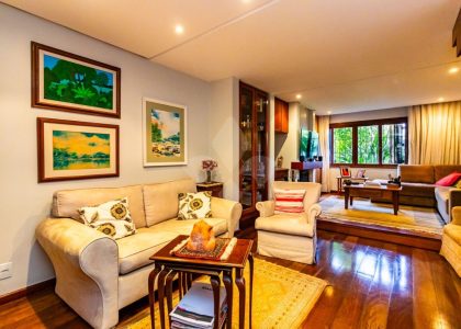 Casa em Condomínio com 220m², 4 dormitórios, 1 suíte, 2 vagas no bairro Três Figueiras em Porto Alegre para Comprar