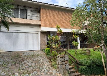 Casa com 277m², 3 dormitórios, 1 suíte, 2 vagas no bairro Rio Branco em Porto Alegre para Comprar