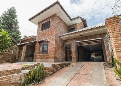 Casa com 300m², 3 dormitórios, 2 suítes, 3 vagas no bairro Passo da Areia em Porto Alegre para Comprar