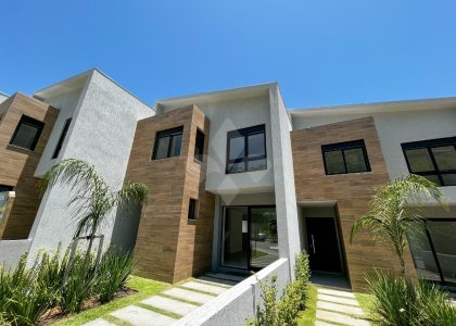 Casa em Condomínio com 106m², 3 dormitórios, 1 suíte, 1 vaga no bairro Palhocinha em Garopaba para Comprar