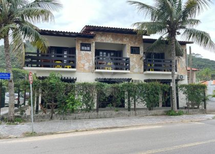 Casa com 230m², 4 dormitórios, 2 suítes no bairro Praia da Ferrugem em Garopaba para Comprar
