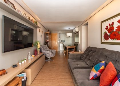 Apartamento com 84m², 3 dormitórios, 1 suíte, 2 vagas no bairro Passo DAreia em Porto Alegre para Comprar