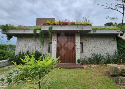 Casa com 300m², 4 dormitórios, 2 suítes, 2 vagas no bairro Panorâmico em Garopaba para Comprar ou Alugar