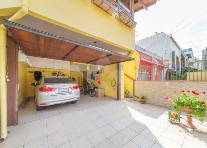 Casa com 360m², 3 dormitórios, 2 suítes, 2 vagas no bairro Menino Deus em Porto Alegre para Comprar