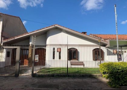 Casa com 231m², 3 dormitórios, 2 suítes, 3 vagas no bairro Jardim Planalto em Porto Alegre para Comprar
