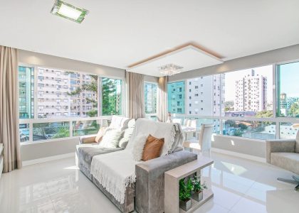 Apartamento com 92m², 3 dormitórios, 1 suíte, 2 vagas no bairro Passo da Areia em Porto Alegre para Comprar