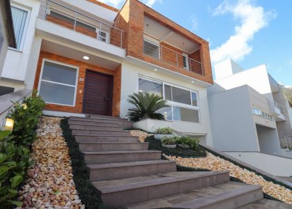 Casa em Condomínio com 249m², 3 dormitórios, 3 suítes, 2 vagas no bairro Hípica em Porto Alegre para Comprar