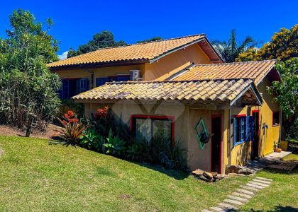Casa com 100m², 4 dormitórios, 1 suíte, 2 vagas no bairro Praia Do Rosa em Imbituba para Alugar