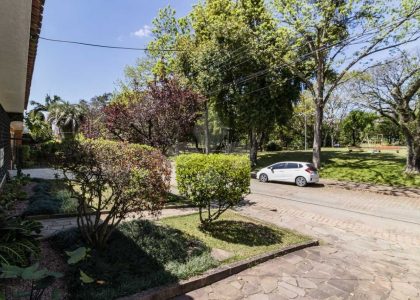 Casa com 250m², 3 dormitórios, 1 suíte, 2 vagas no bairro Três Figueiras em Porto Alegre para Comprar