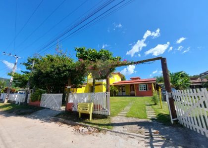 Casa com 190m², 4 dormitórios no bairro Ambrosio em Garopaba para Comprar