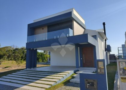 Casa em Condomínio com 220m², 3 dormitórios, 3 suítes, 2 vagas no bairro Praia do Ouvidor em Garopaba para Comprar