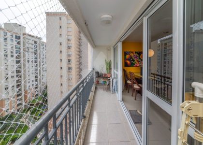 Apartamento com 105m², 3 dormitórios, 1 suíte, 2 vagas no bairro Passo da Areia em Porto Alegre para Comprar