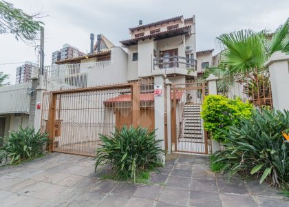 Casa com 230m², 3 dormitórios, 1 suíte, 4 vagas no bairro Chácara das Pedras em Porto Alegre para Comprar