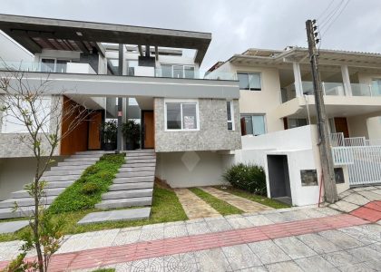 Casa com 180m², 3 dormitórios, 1 suíte, 2 vagas no bairro Morrinhos em Garopaba para Comprar