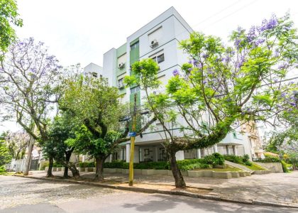 Apartamento com 106m², 3 dormitórios, 1 suíte, 1 vaga no bairro Petrópolis em Porto Alegre para Comprar