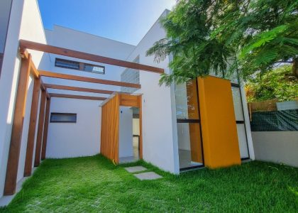 Casa com 129m², 3 dormitórios, 1 suíte no bairro Centro em Garopaba para Comprar ou Alugar