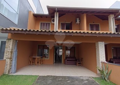 Casa com 140m², 3 dormitórios, 1 suíte, 2 vagas no bairro Morrinhos em Garopaba para Alugar