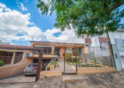 Casa com 258m², 3 dormitórios, 1 suíte, 3 vagas no bairro Chácara das Pedras em Porto Alegre para Comprar