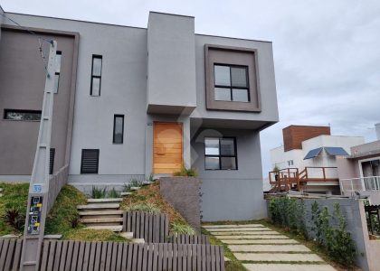 Casa com 110m², 3 dormitórios, 1 suíte, 1 vaga no bairro Ambrósio em Garopaba para Comprar