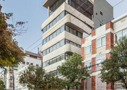 Apartamento com 110m², 3 dormitórios, 1 suíte, 2 vagas no bairro Menino Deus em Porto Alegre para Comprar
