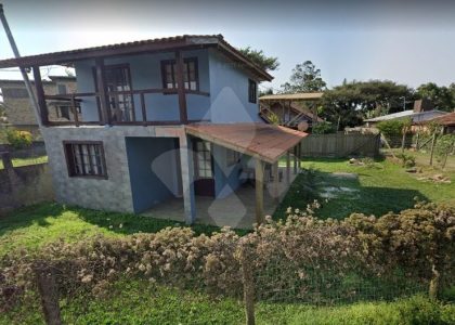Casa com 200m², 3 dormitórios, 2 vagas no bairro Praia do Ouvidor em Garopaba para Comprar