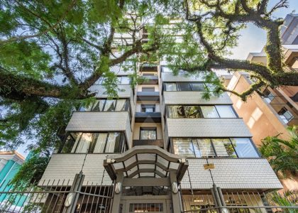Apartamento com 128m², 3 dormitórios, 1 suíte, 2 vagas no bairro Petrópolis em Porto Alegre para Comprar