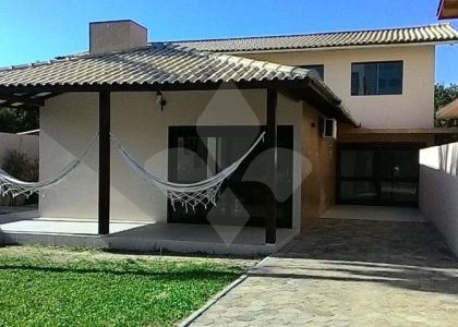Casa com 170m², 4 dormitórios, 1 suíte, 2 vagas no bairro Praia da Ferrugem em Garopaba para Comprar ou Alugar