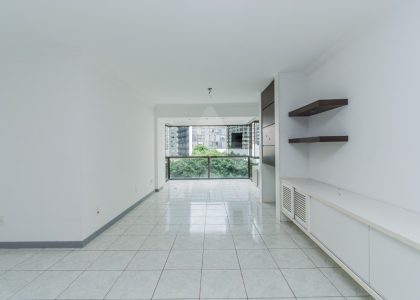 Apartamento com 118m², 3 dormitórios, 1 suíte, 1 vaga no bairro Auxiliadora em Porto Alegre para Comprar