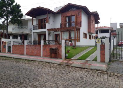 Casa com 240m², 4 dormitórios, 4 suítes, 2 vagas no bairro Panorâmico em Garopaba para Comprar
