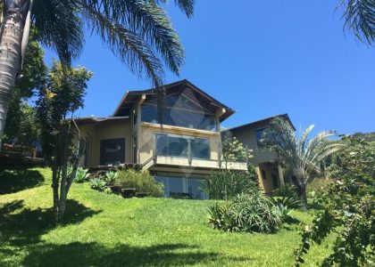 Casa com 320m², 3 dormitórios, 2 suítes, 2 vagas no bairro Praia da Silveira em Garopaba para Comprar