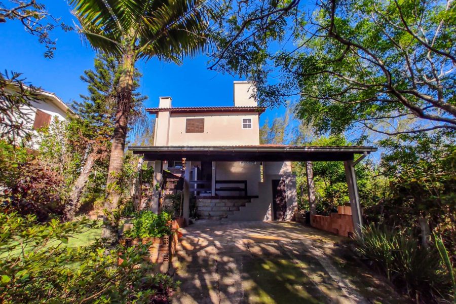 Casa com 156m², 2 dormitórios, 2 vagas no bairro Praia da Barra em Garopaba para Comprar