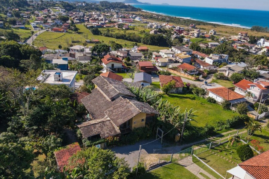 Pousada com 450m², 9 dormitórios, 8 suítes, 5 vagas no bairro Praia da Gamboa em Garopaba para Comprar
