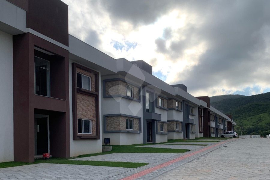 Apartamento com 70m², 2 dormitórios, 1 suíte no bairro Ambrósio em Garopaba para Comprar