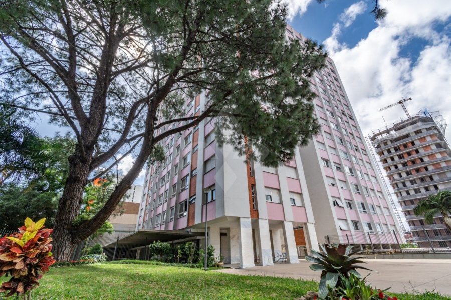 Apartamento com 140m², 3 dormitórios, 2 suítes, 1 vaga no bairro Moinhos de Vento em Porto Alegre para Comprar