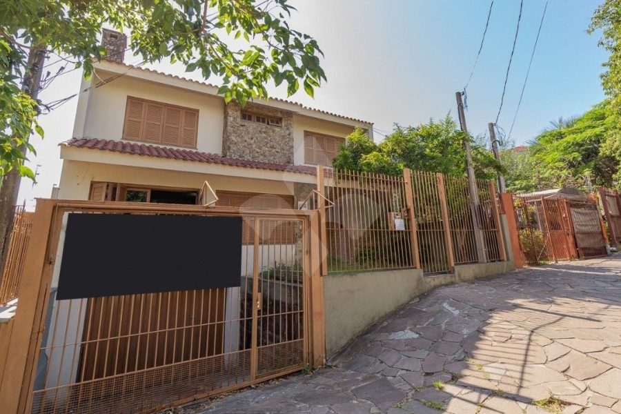 Casa com 380m², 3 dormitórios, 1 suíte, 2 vagas no bairro Passo da Areia em Porto Alegre para Comprar