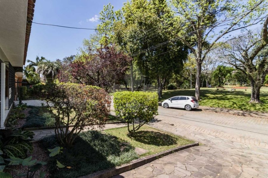 Casa com 250m², 3 dormitórios, 1 suíte, 2 vagas no bairro Três Figueiras em Porto Alegre para Comprar