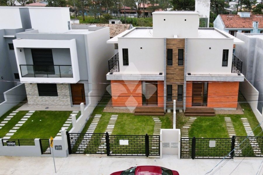 Casa com 137m², 3 dormitórios, 1 suíte, 2 vagas no bairro Centro em Garopaba para Comprar