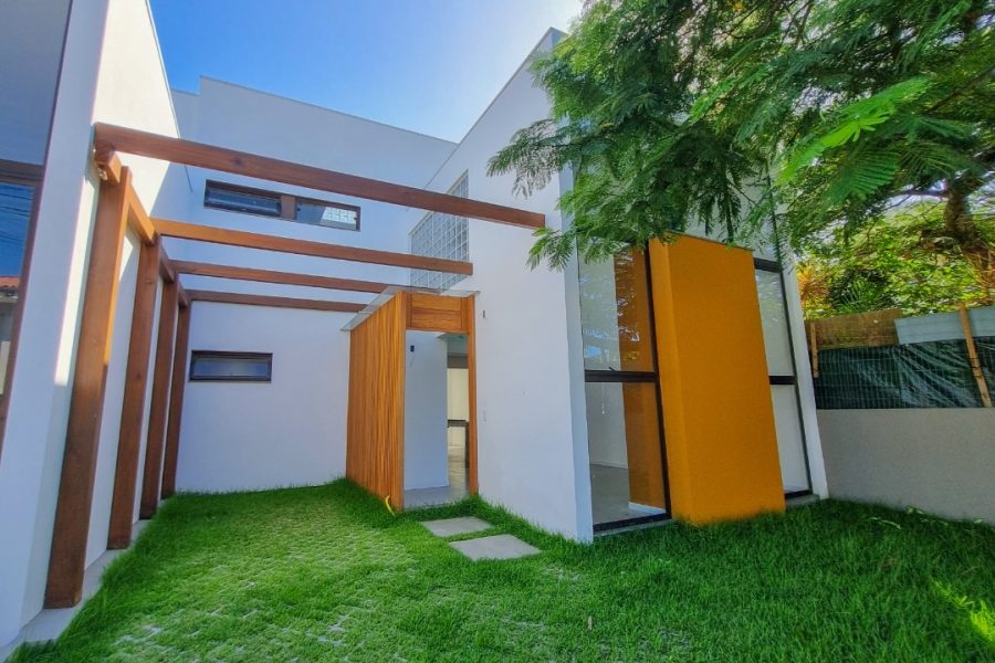 Casa com 129m², 3 dormitórios, 1 suíte no bairro Centro em Garopaba para Comprar ou Alugar