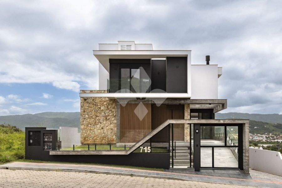 Casa com 320m², 4 dormitórios, 4 suítes, 5 vagas no bairro Panorâmico em Garopaba para Comprar